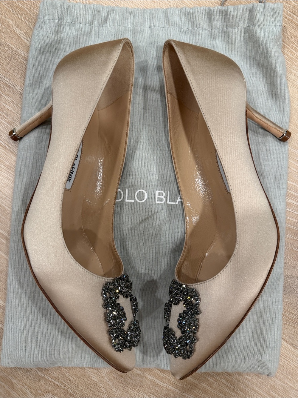 Never worn Manolo blahnik hangisi nude size 39.5